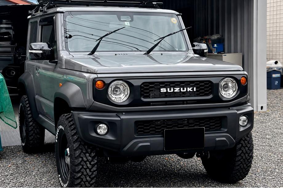 Suzuki Jimny 2018– Jäähdyttimen säleikkö (OffRoad) Image