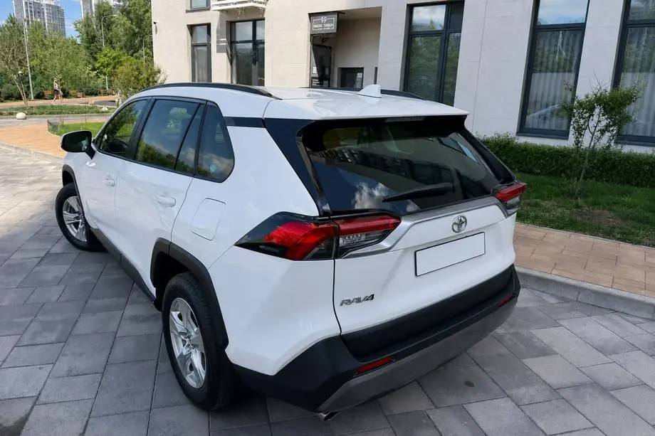 Toyota Rav 4 2019–2025 Integroidut kattokaiteet, mustat OEM V2 (alumiini) Image