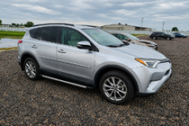 Toyota Rav 4 2019–2025 Mustat OEM-kattokaiteet (alumiini) kuva 2