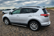 Toyota Rav 4 2019–2025 Mustat OEM-kattokaiteet (alumiini) kuva 1