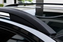 Toyota Corolla Cross 2020– Mustat OEM-kattokaiteet (alumiini) kuva 1