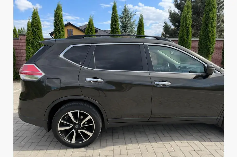 Nissan X-trail T32/Rogue 2014–2021 OEM mustat kattokaiteet (X-trail, alumiini) Kuva 1
