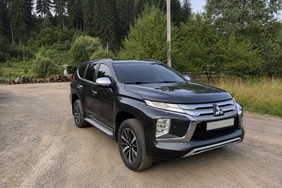 Mitsubishi Pajero Sport 2015– Integrointut kattokaiteet mustat OEM (2019-, alumiini) Image