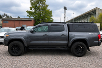 Toyota Tacoma 2015–2023 Mustat OEM-kattokaiteet (alumiini) kuva 2