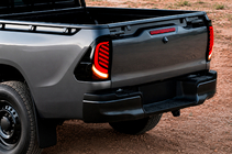 Toyota Hilux 2015– Takavalot V1 (2 kpl) kuva 1