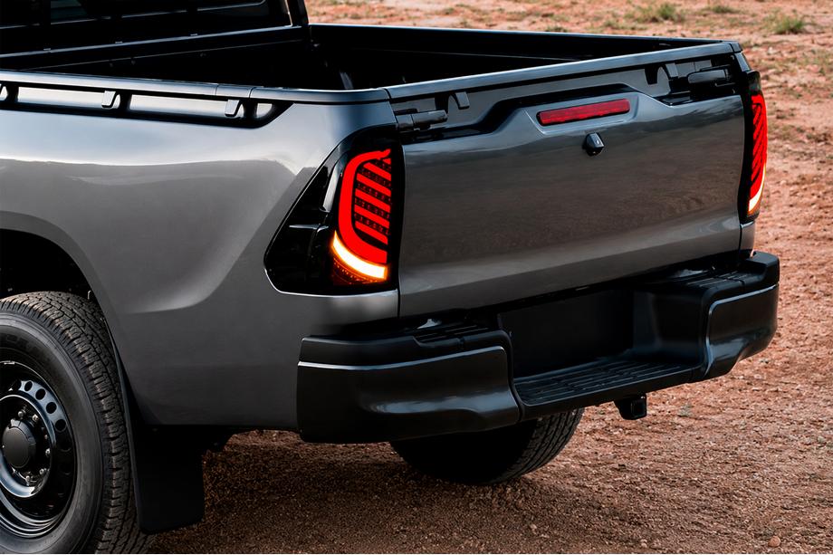 Toyota Hilux 2015– Takavalot V1 (2 kpl) Image
