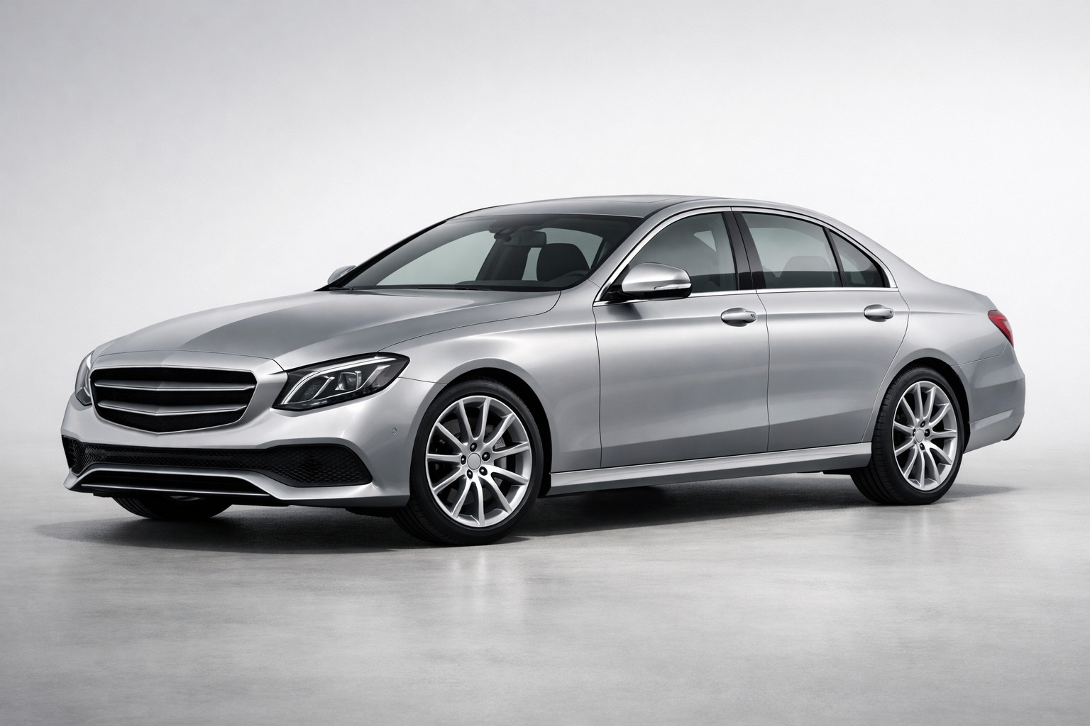 Mercedes-Benz E-Class (W213) koeajossa: 5. sukupolven business-sedan ilman turhaa pröystäilyä