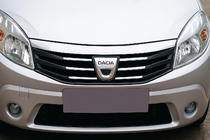 Dacia Sandero 2007–2013 Etusäleikön koristelista (ruostumaton teräs) kuva 1