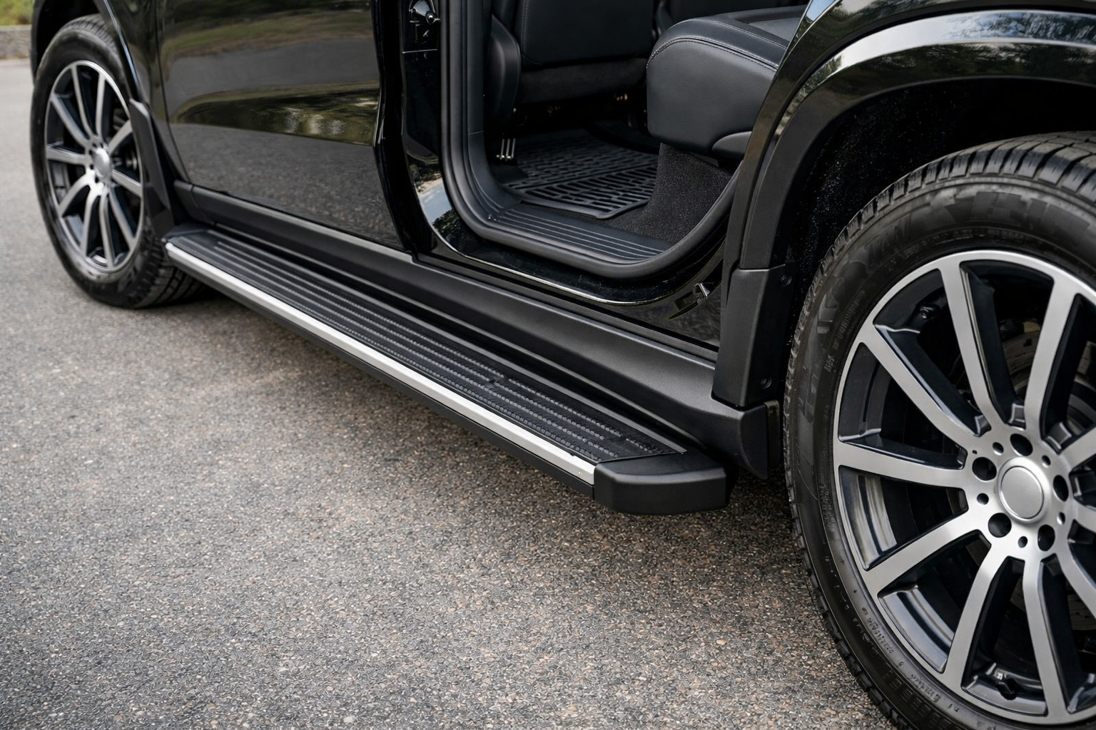 Mercedes GLS X167: sivuastinlaudat pitävät kynnykset puhtaampina ja helpottavat nousua