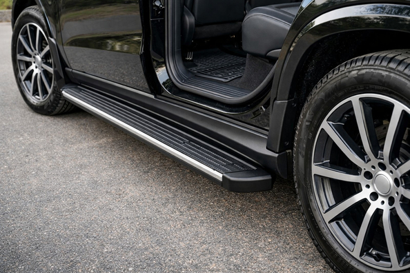 Mercedes GLS X167: sivuastinlaudat pitävät kynnykset puhtaampina ja helpottavat nousua