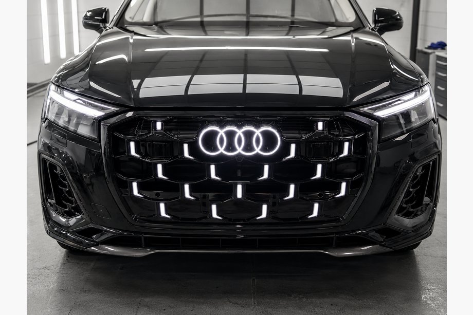 Audi Q7 2015–2026 Etusäleikkö RSQ-Style LED (2024-2026, kiiltävä musta) Image