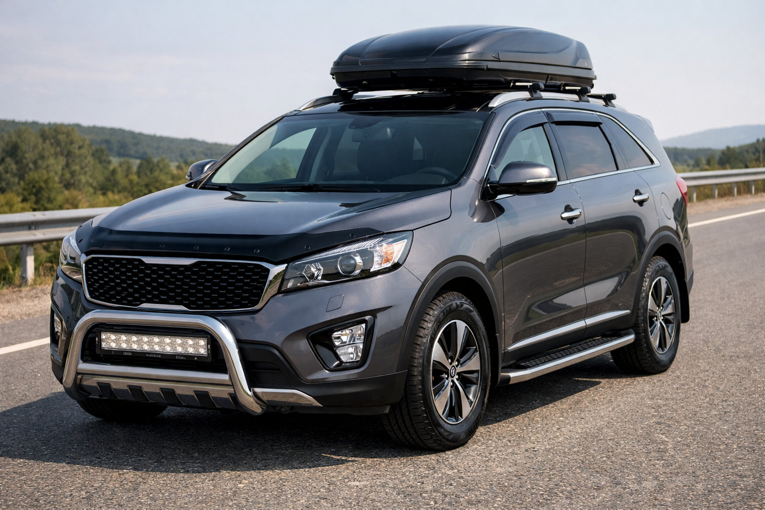 Käytännöllinen päivitys: Kia Sorento III UM 2014-2020 maantieajoon ja konepellin suojaan