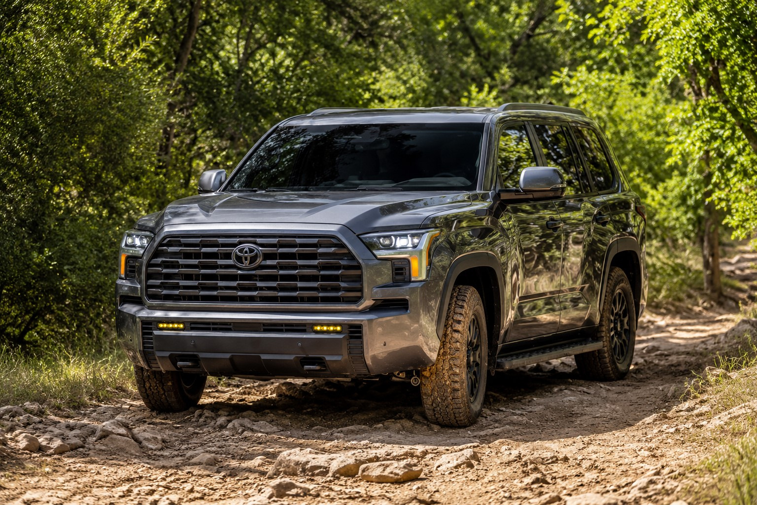 Toyota Sequoia 2027 sai kasvojenkohotuksen ja tehdasasenteisen Trailhunter-maastopaketin