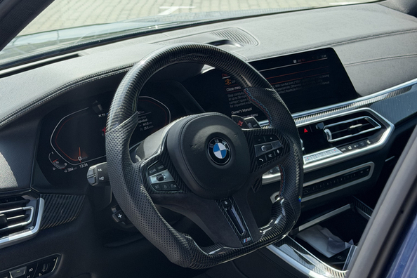 BMW X5 G05 2018 → X5M 2025: täydellinen päivitys hiilikuitukorisarjalla ja M-ohjauspyörällä