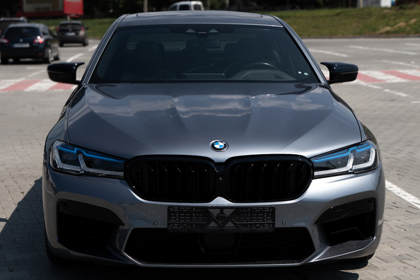 Tavallisesta BMW G30:stä M5 Competition 2021:een – mitä asennettiin