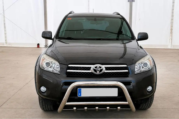 Kokonaisvaltainen suojasarjan asennus Toyota RAV4: etupuskuri, sivuaskelmat ja takakaari