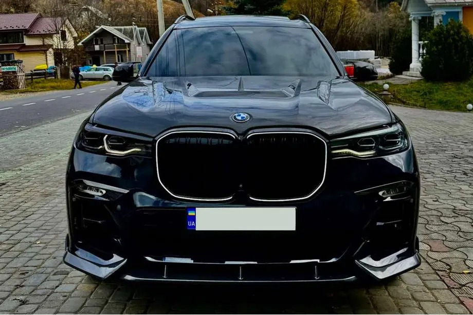 BMW X7 G07: etupuskurin hiilikuitutuning ja LED-munuaismaski