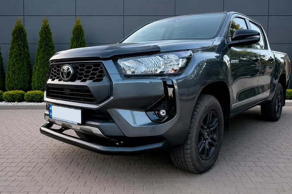 Toyota Hilux 2020: etusuojan asennus — työmme