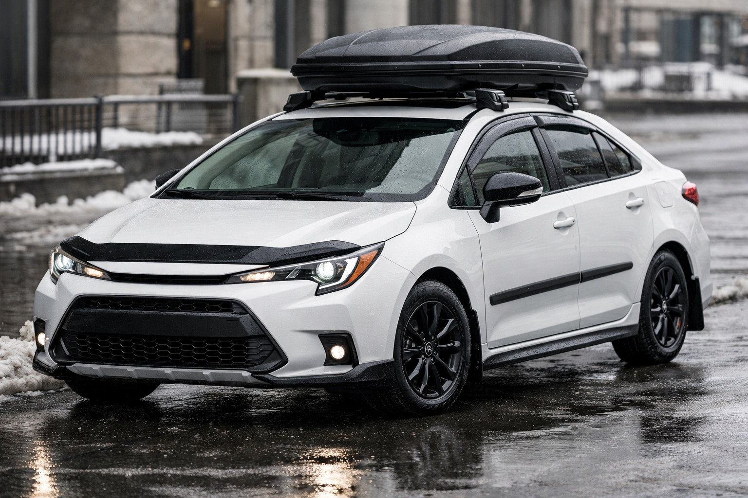 Mitä varusteita Toyota Corolla 2019+ -malliin kaupunkiin sateella ja loskassa