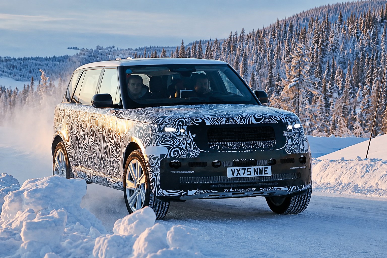 Range Rover Sport Electric 2027: ensimmäiset kuvat prototyypistä, tiedot ja ensi-ilta