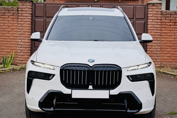 BMW X7 G07 2019–: LCI M-Performance -facelift-sarjan asennus