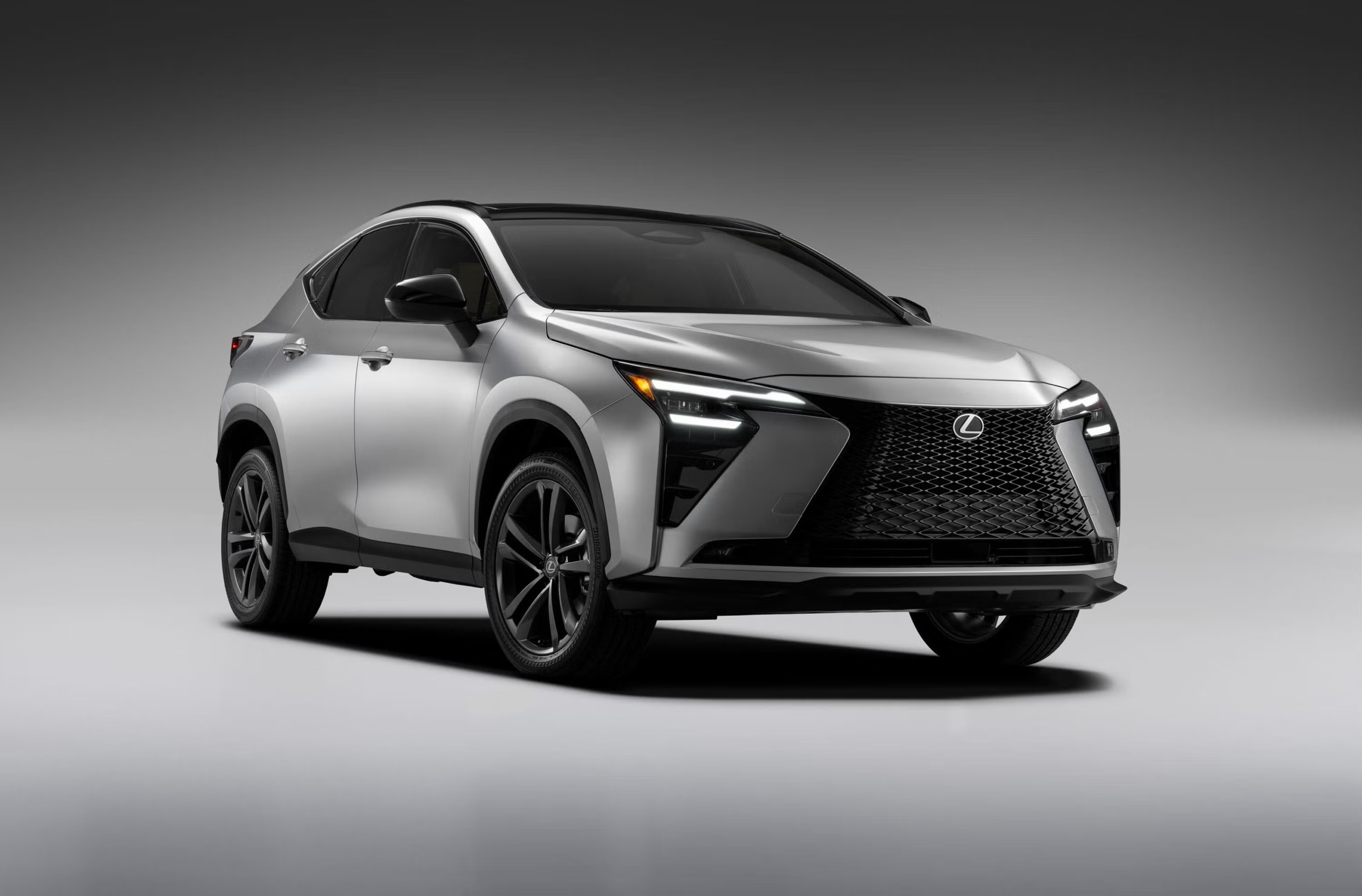 Lexus NX 2027 Facelift: uusi muotoilu, sisusta ja lähes 100 km sähköllä