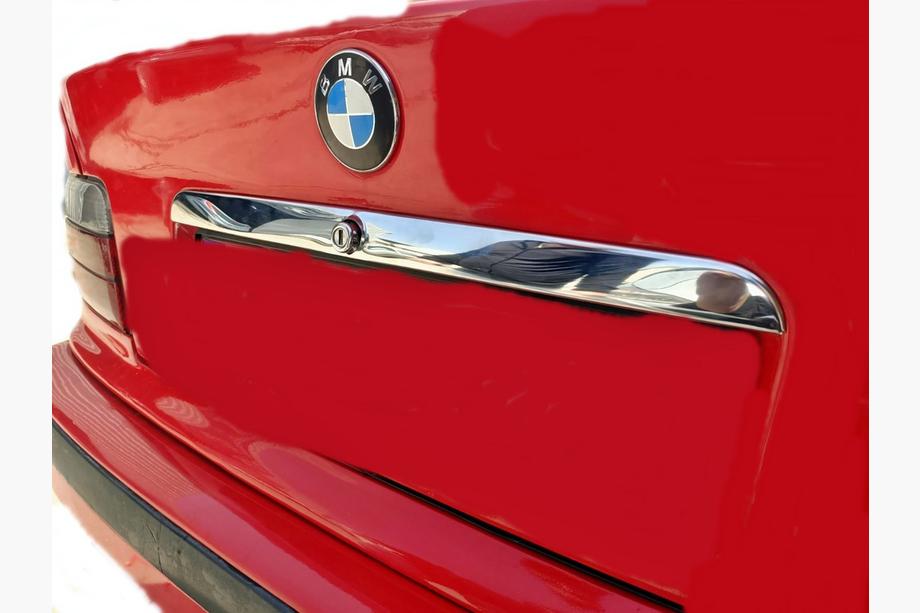 BMW 3-sarja E36 1990–2000 Kromilista rekisterikilven yläpuolelle (ruostumaton teräs) Ruostumaton teräs Image