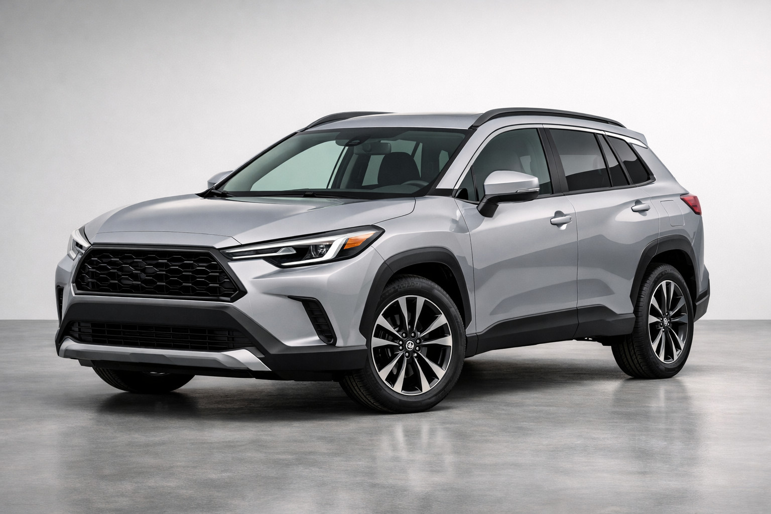 Toyota Corolla Cross 2026: uudistetun crossoverin katsaus, hybridi, tekniikka ja hinta