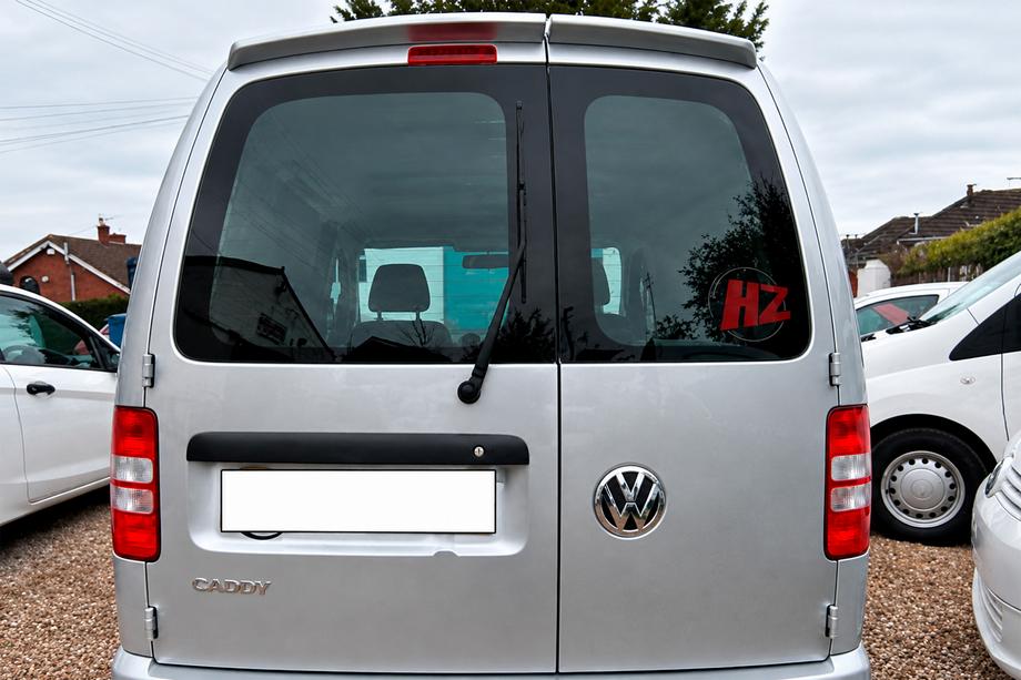 Volkswagen Caddy 2010–2015 Spoileri (2-ovinen, kiiltävä musta) Image