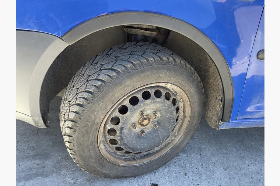 Volkswagen Caddy 2004–2010 Lokasuojan kaarilistat (mattamusta) Pitkä akseliväli (metalli) Kuva 5