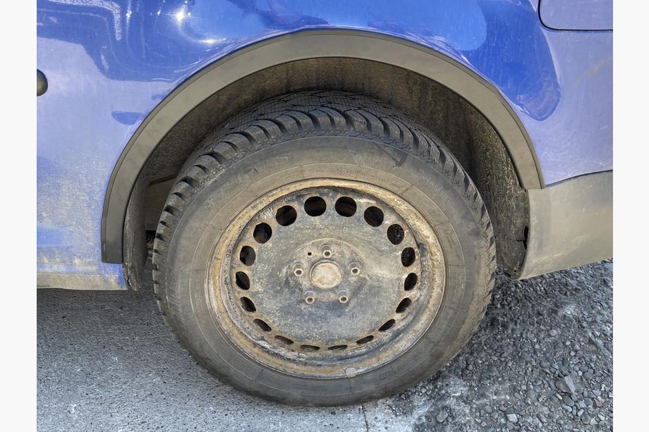 Volkswagen Caddy 2004–2010 Lokasuojan kaarilistat (mattamusta) Pitkä akseliväli (metalli) Kuva 8