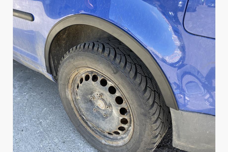 Volkswagen Caddy 2004–2010 Lokasuojan kaarilistat (mattamusta) Pitkä akseliväli (metalli) Kuva 10