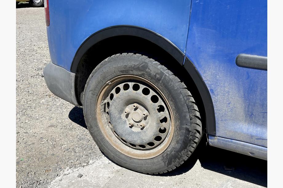 Volkswagen Caddy 2004–2010 Lokasuojan kaarilistat (mattamusta) Pitkä akseliväli (metalli) Kuva 6