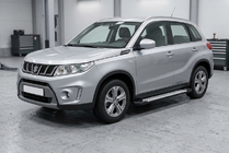 Suzuki Vitara 2015– Allmond Grey -sivukynnykset (2 kpl, alumiini) kuva 1