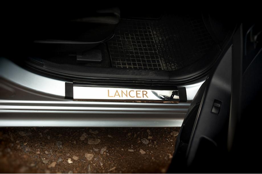 Mitsubishi Lancer X 2008– Kynnyslistat (Carmos, 4 kpl, ruostumaton teräs) Kuva 1