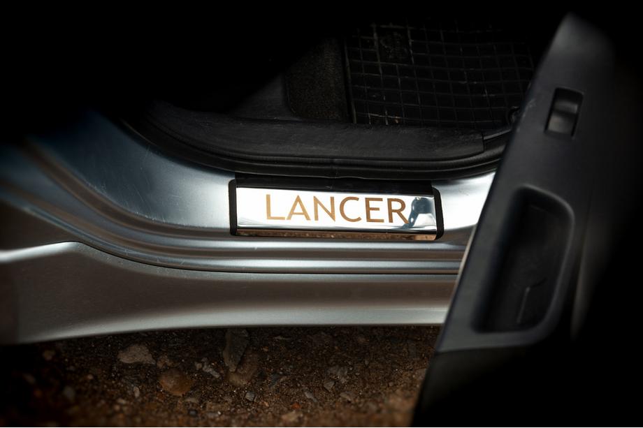 Mitsubishi Lancer X 2008– Kynnyslistat (Carmos, 4 kpl, ruostumaton teräs) Kuva 3
