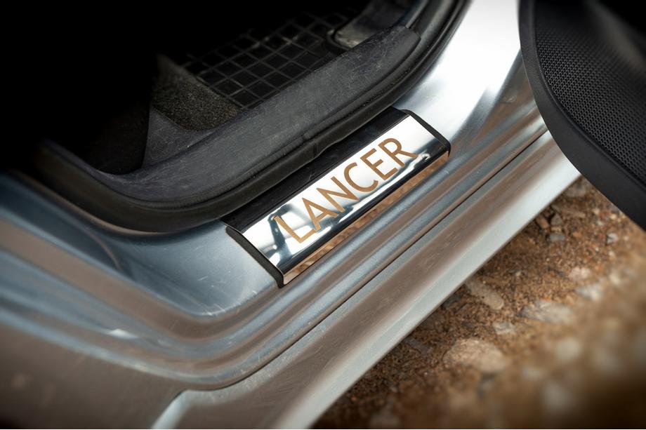 Mitsubishi Lancer X 2008– Kynnyslistat (Carmos, 4 kpl, ruostumaton teräs) Kuva 4