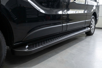Opel Vivaro 2015–2019 Allmond Black sivuaskelmat (2 kpl, alumiini) kuva 1