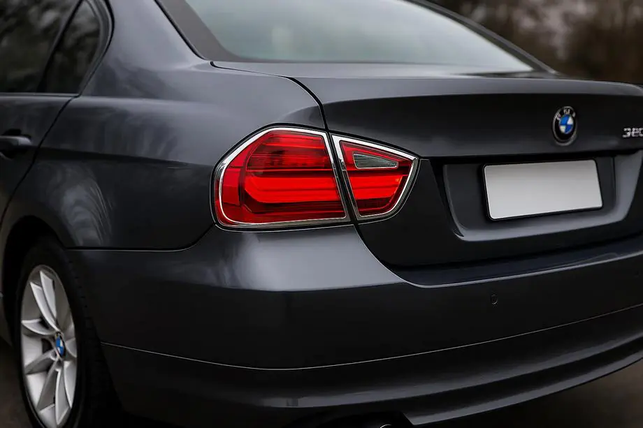 BMW 3-sarja E90/E91 2005–2011 Takavalojen suojalistat (2 kpl, muovi) Image