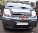 Renault Trafic 2001–2015 Talvimaskin keskiosa säleikköön (rekisterikilven yläpuolelle) 2007-2015, Matta kuva 1