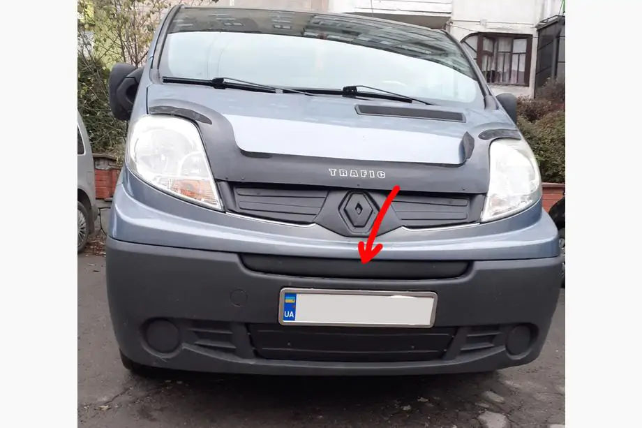 Renault Trafic 2001–2015 Talvimaskin keskiosa säleikköön (rekisterikilven yläpuolelle) Kuva 1