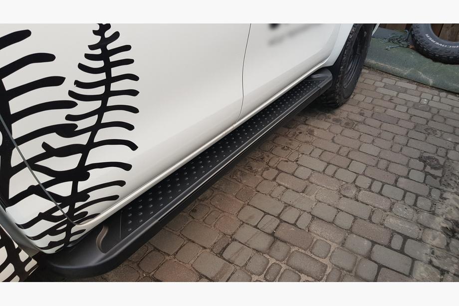 Toyota Hilux 2015– Allmond Black sivuaskelmat (2 kpl, alumiini) Image