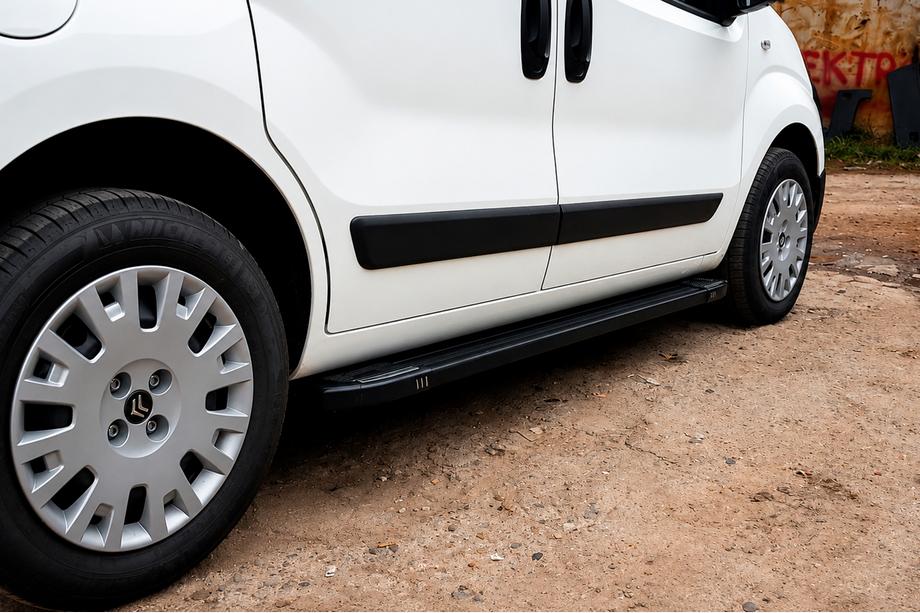 Fiat Fiorino/Qubo 2008–2024 Rainbow Black -sivuporrat (2 kpl, alumiiniprofiili) Image