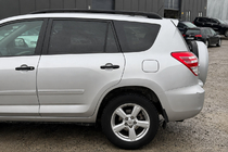 Toyota Rav 4 2006–2013 Mustat OEM-kattokaiteet (alumiini) kuva 1