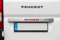 Peugeot Boxer 2006–2025 Krominen LED-punainen rekisterikilven ylälista (ruostumaton teräs) kuva 1