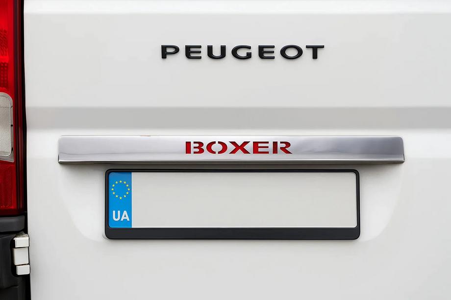 Peugeot Boxer 2006–2025 Krominen LED-punainen rekisterikilven ylälista (ruostumaton teräs) Image