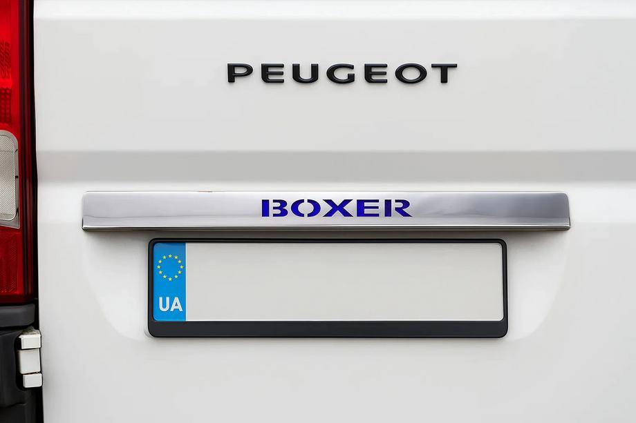 Peugeot Boxer 2006–2025 Kromilista rekisterikilven yläpuolelle, sininen LED (RST) Kuva 1