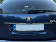Skoda Octavia II A5 2010–2013 Kromilista rekisterikilven yläpuolelle Carmos (ruostumaton teräs) kuva 5