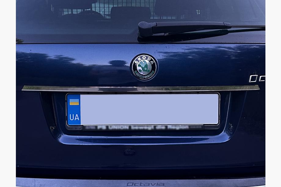 Skoda Octavia II A5 2010–2013 Kromilista rekisterikilven yläpuolelle Carmos (ruostumaton teräs) Image