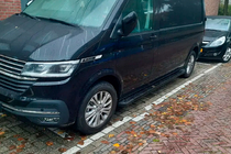 Volkswagen T6 2015–2024 Allmond Black sivuaskelmat (2 kpl, alumiini) Lyhyt akseliväli kuva 1